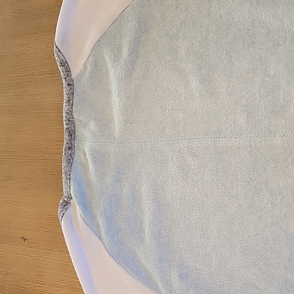 Child's sweatshirt (Old Navy, girls size 5) - Picture 4 of 4